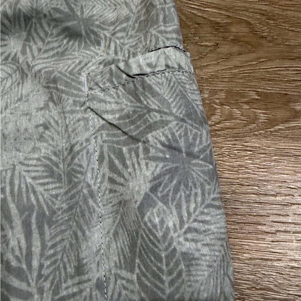 Vintage 1946 Tropical Gray Leaf Print Performance Golf Shorts - Picture 7 of 7